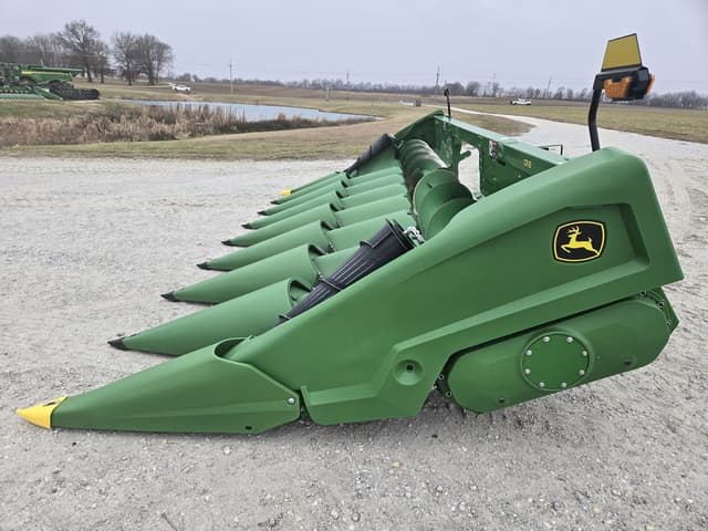 Image of John Deere CR8 equipment image 2