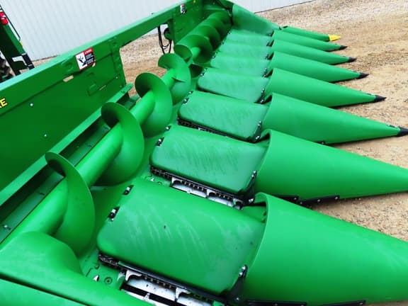 Image of John Deere CR8 equipment image 2