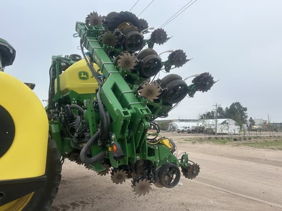 Image of John Deere DR16X equipment image 1