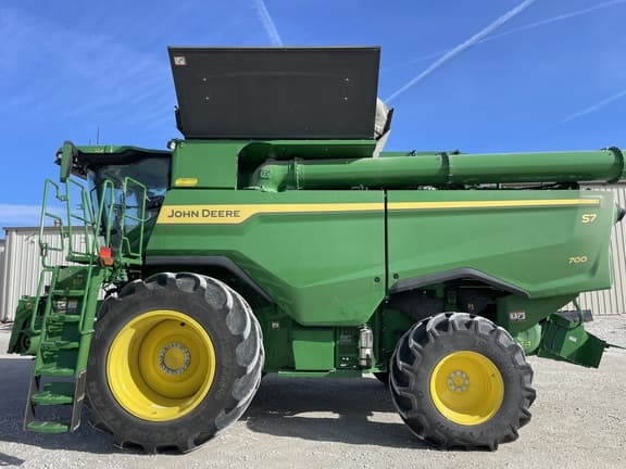 Image of John Deere S7 700 equipment image 4