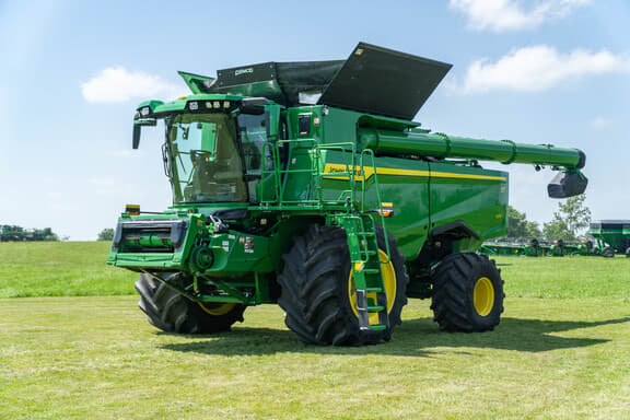 Image of John Deere S7 700 Primary image
