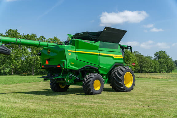 Image of John Deere S7 700 equipment image 4