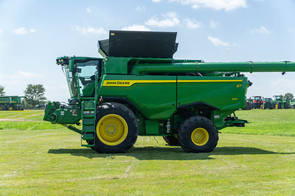 Image of John Deere S7 700 equipment image 1