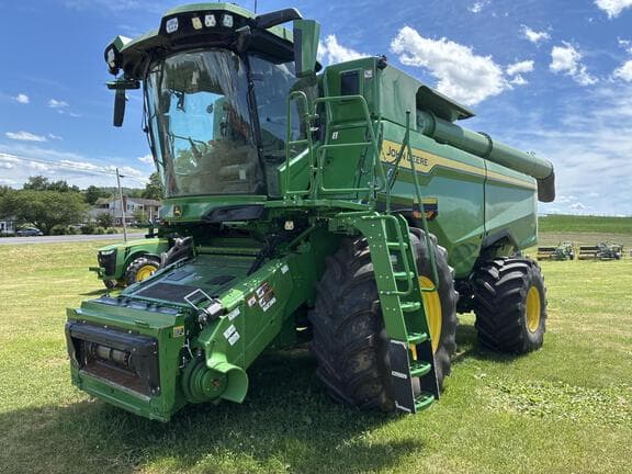 Image of John Deere S7 700 Primary image
