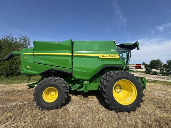 Image of John Deere S7 700 equipment image 2