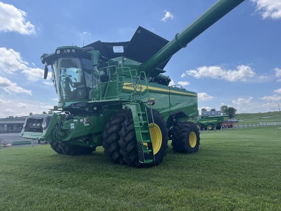 Image of John Deere S7 800 equipment image 1