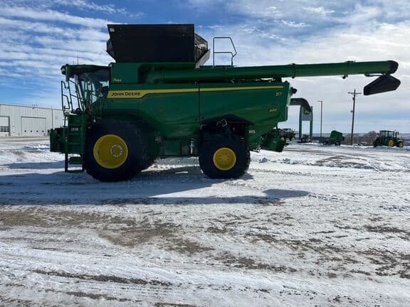 Image of John Deere S7 900 equipment image 1