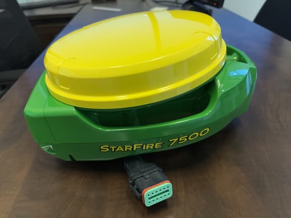 Image of John Deere StarFire 7500 equipment image 2