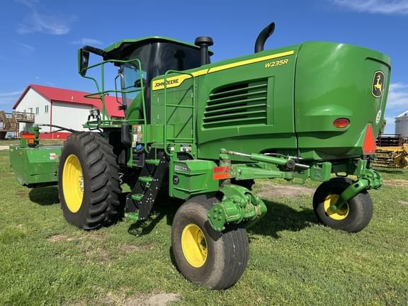 Image of John Deere W235R equipment image 3