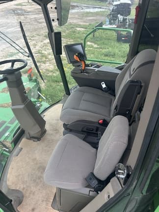 Image of John Deere W235R equipment image 3