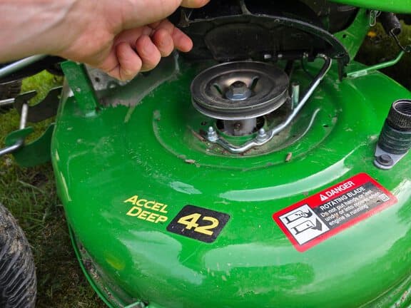 Image of John Deere X330 equipment image 1