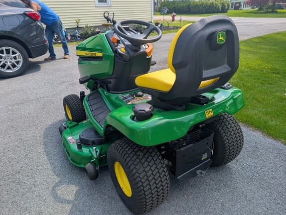 Image of John Deere X330 equipment image 4