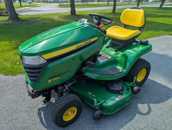 Image of John Deere X330 equipment image 3