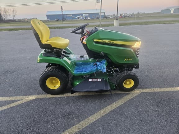 Image of John Deere X370 equipment image 3