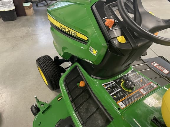 Image of John Deere X580 equipment image 4