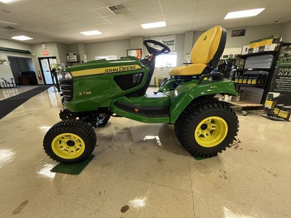 2025 John Deere X738 Equipment Image0