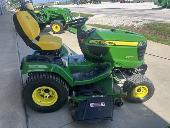 Image of John Deere X750 equipment image 3