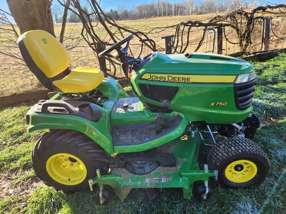 2025 John Deere X750 Equipment Image0