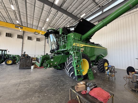 2025 John Deere X9 1000 Equipment Image0