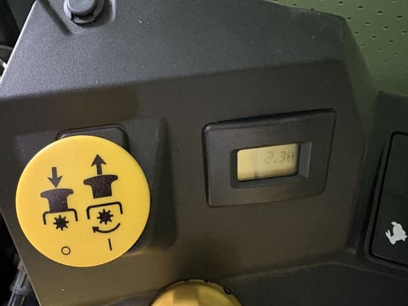 Image of John Deere Z320R equipment image 2