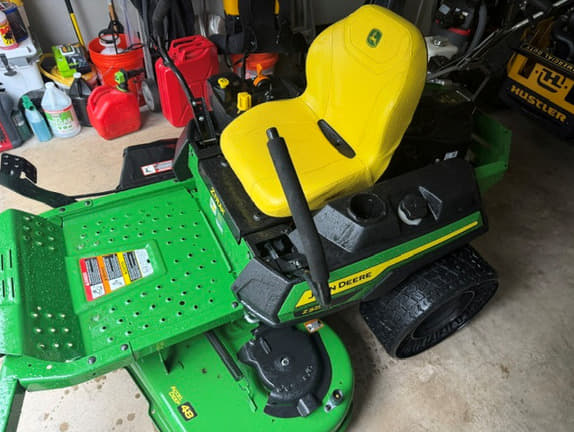 Image of John Deere Z325E equipment image 1