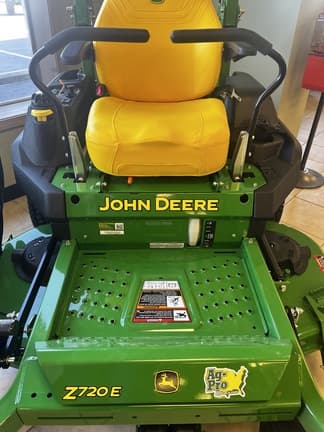 Image of John Deere Z720E equipment image 1