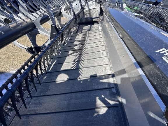 Image of MacDon FD235 equipment image 4