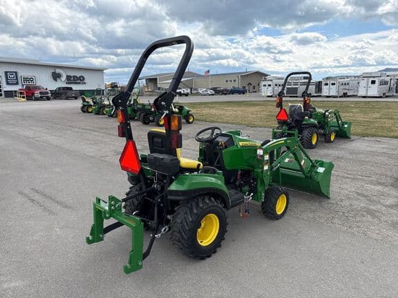 Image of John Deere 1023E equipment image 4