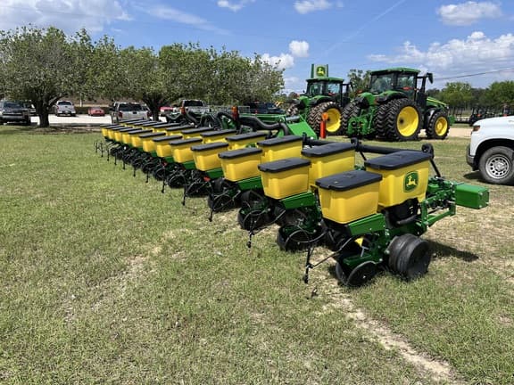 Image of John Deere 1725 equipment image 2