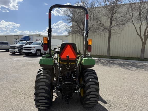 Image of John Deere 2032R equipment image 3