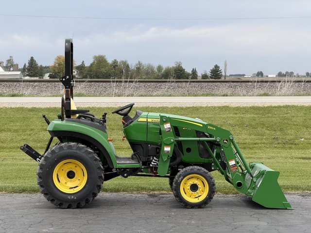 Image of John Deere 2032R equipment image 3