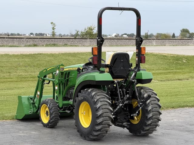 Image of John Deere 2032R equipment image 4