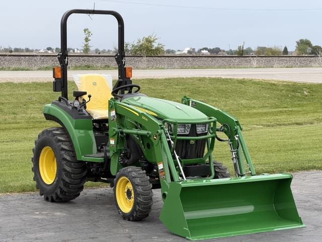 Image of John Deere 2032R equipment image 1
