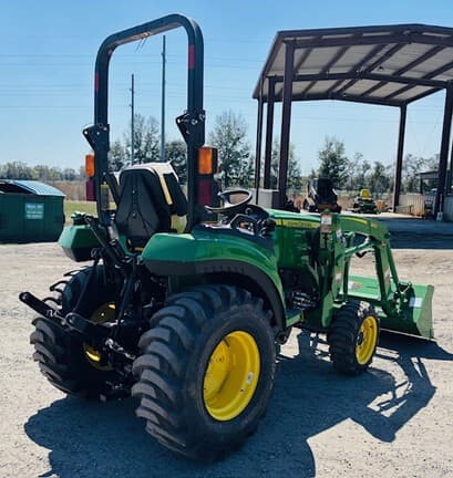Image of John Deere 2032R equipment image 3