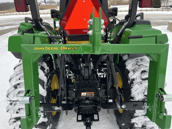 Image of John Deere 2032R equipment image 3