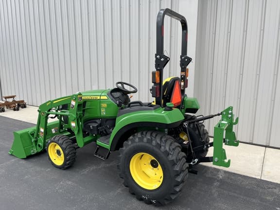 Image of John Deere 2032R equipment image 2