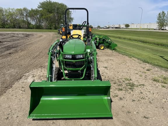 Image of John Deere 2032R equipment image 4