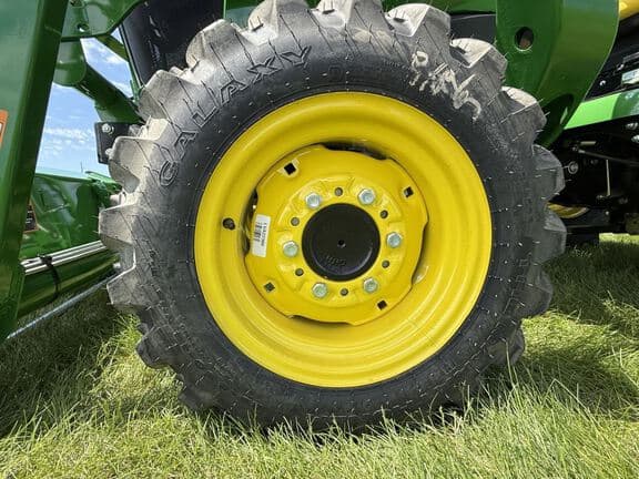 Image of John Deere 3032E equipment image 4