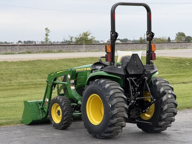 Image of John Deere 3032E equipment image 4