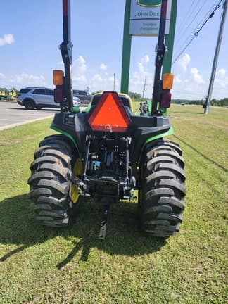 Image of John Deere 3032E equipment image 3