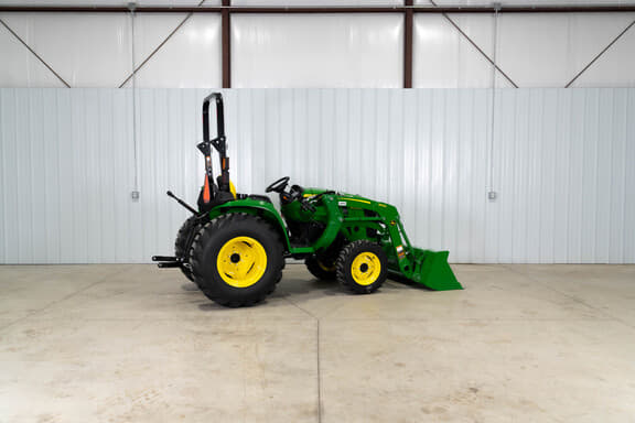 Image of John Deere 3032E equipment image 2