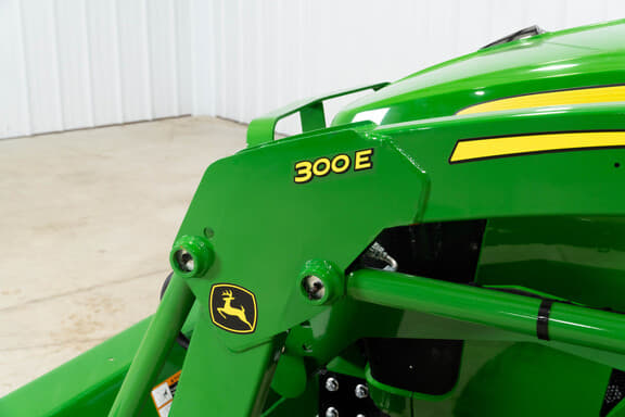 Image of John Deere 3032E equipment image 4
