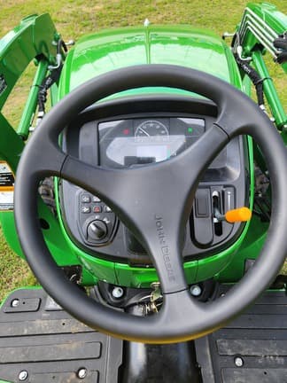 Image of John Deere 3032E equipment image 4