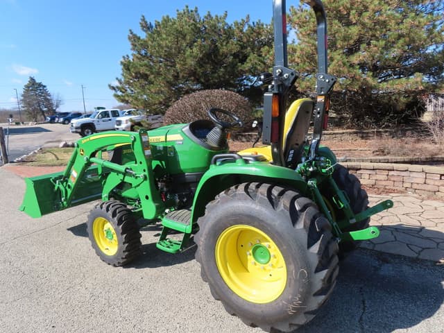 Image of John Deere 3033R equipment image 4