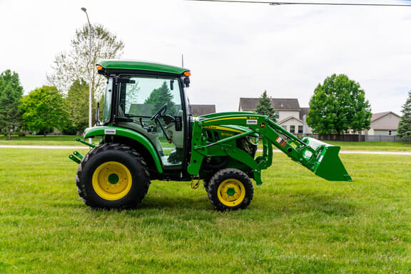 Image of John Deere 3033R equipment image 2