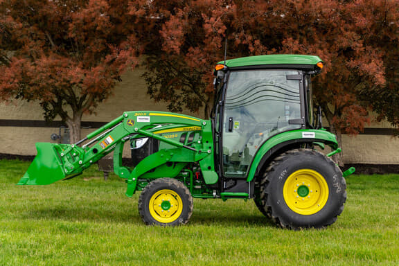 Image of John Deere 3033R equipment image 3
