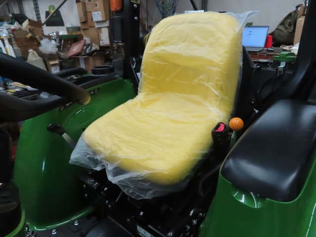 Image of John Deere 3038E equipment image 4