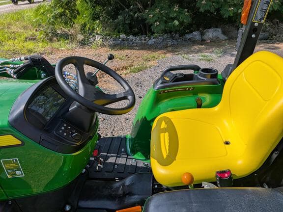 Image of John Deere 3038E equipment image 4