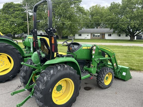 Image of John Deere 3039R Image 1
