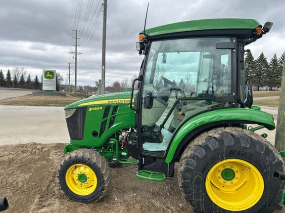 Image of John Deere 3039R equipment image 1